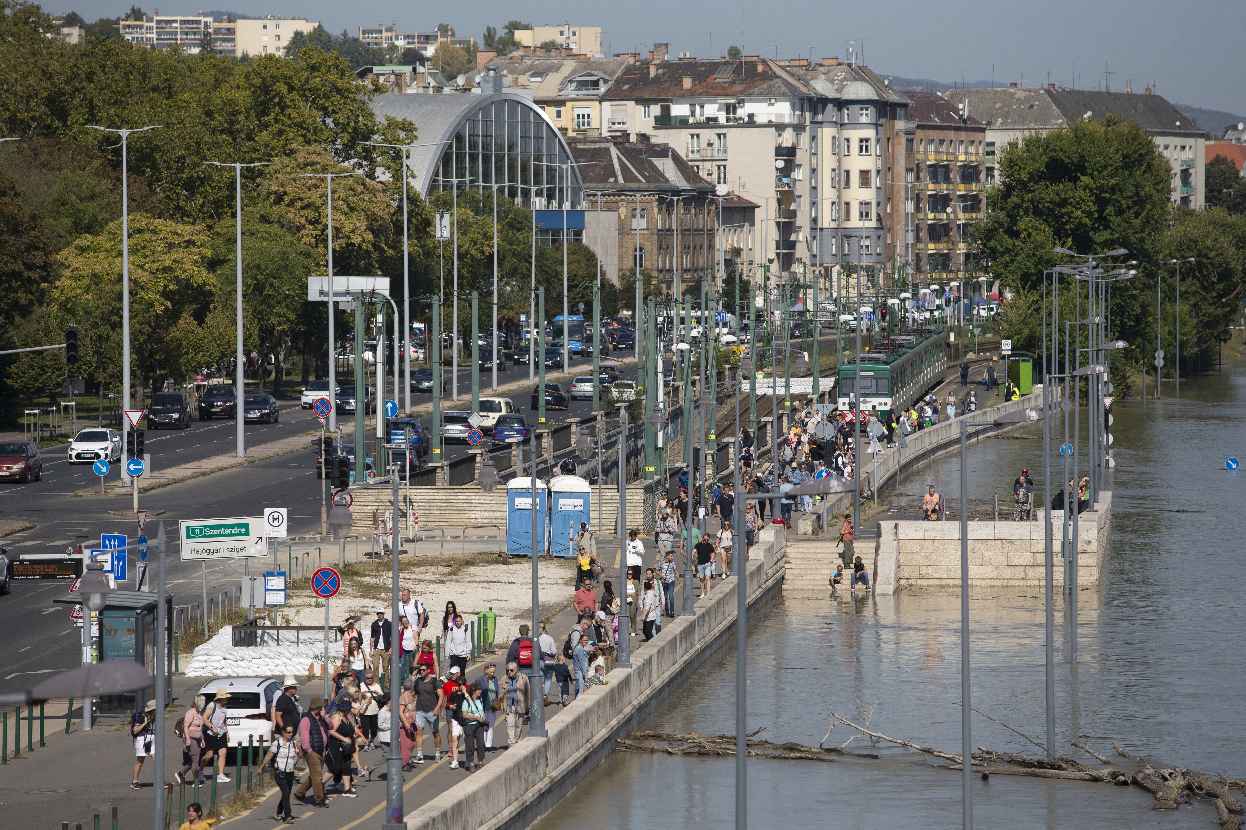 Budapest, 2024. szeptember 21.Az áradó Duna a Margit híd közelében, a H5-ös HÉV ideiglenes végállomásánál 2024. szeptember 21-én. Ezen a napon tetõzik az árvíz a fõvárosban.MTI/Kocsis Zoltán