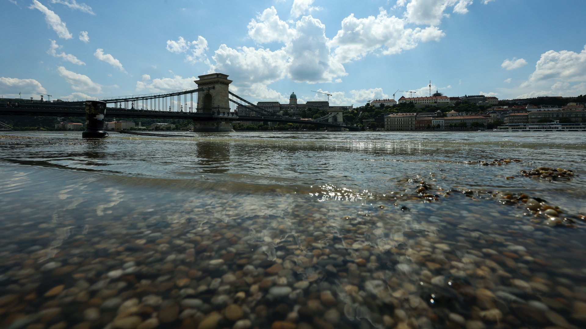 Az áradó Duna Budapesten, a Lánchídnál az árhullám tetőzésekor 2024. június 8-án.