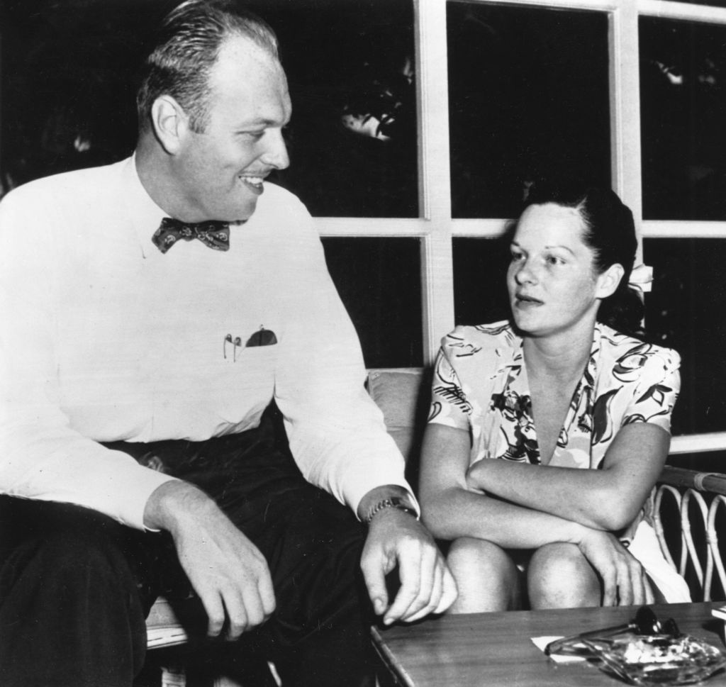 Virginia Hill és Ed Bishop színész a nő Miami Beach-i otthonában (Fotó: Bettmann Archive/Getty Images)