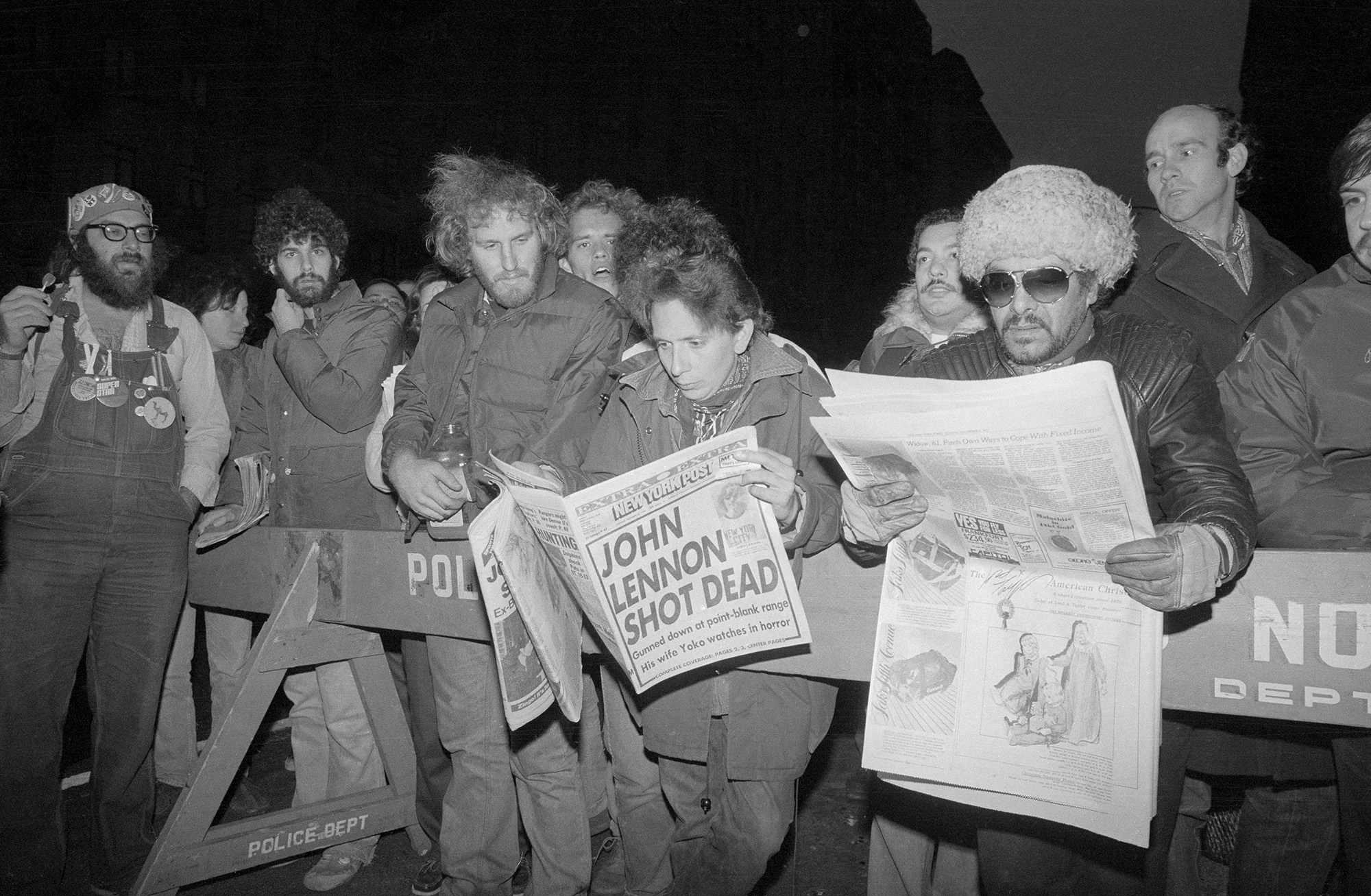 Órákkal Lennon halála után már meg is telt rajongókkal a Dakoda előtti tér (fot: Jerry Soloway)