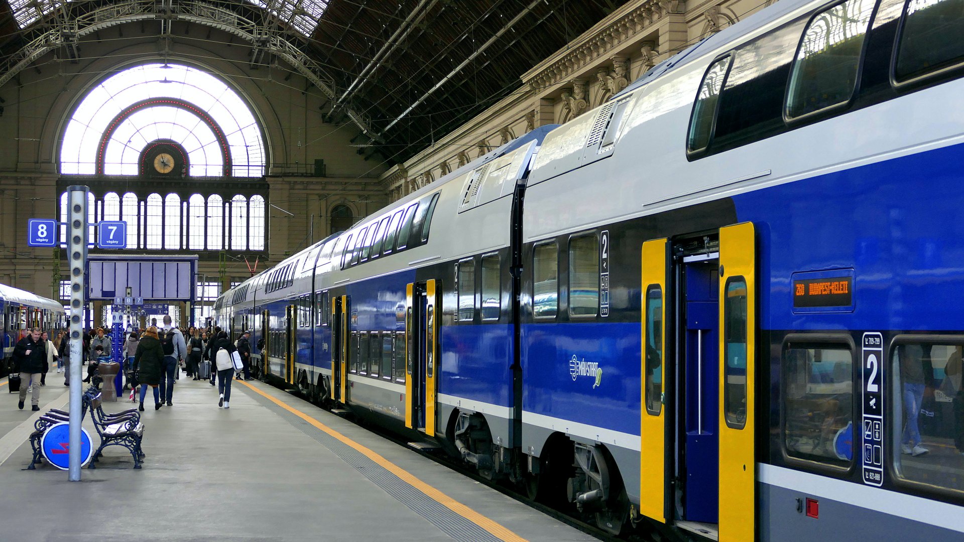 A MÁV-START Zrt. kétszintes Stadler KISS típusú vonata a Keleti pályaudvaron.