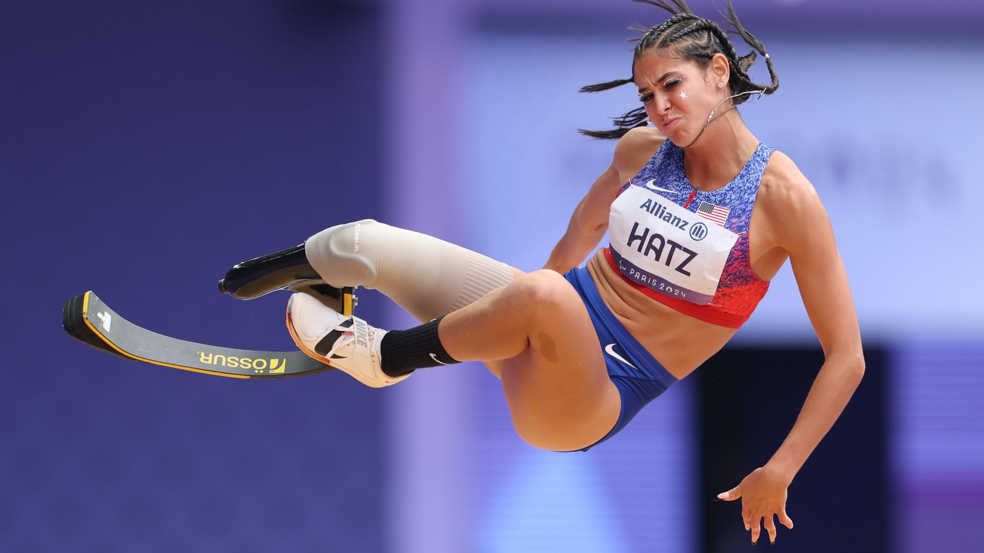 Beatriz Hatz (Egyesült Államok) versenyez a női távolugrás T64-es döntőjében a 2024-es Párizsi Nyári Paralimpiai Játékok harmadik napján a Stade de France-ban augusztus 31-én, Párizsban, Franciaországban