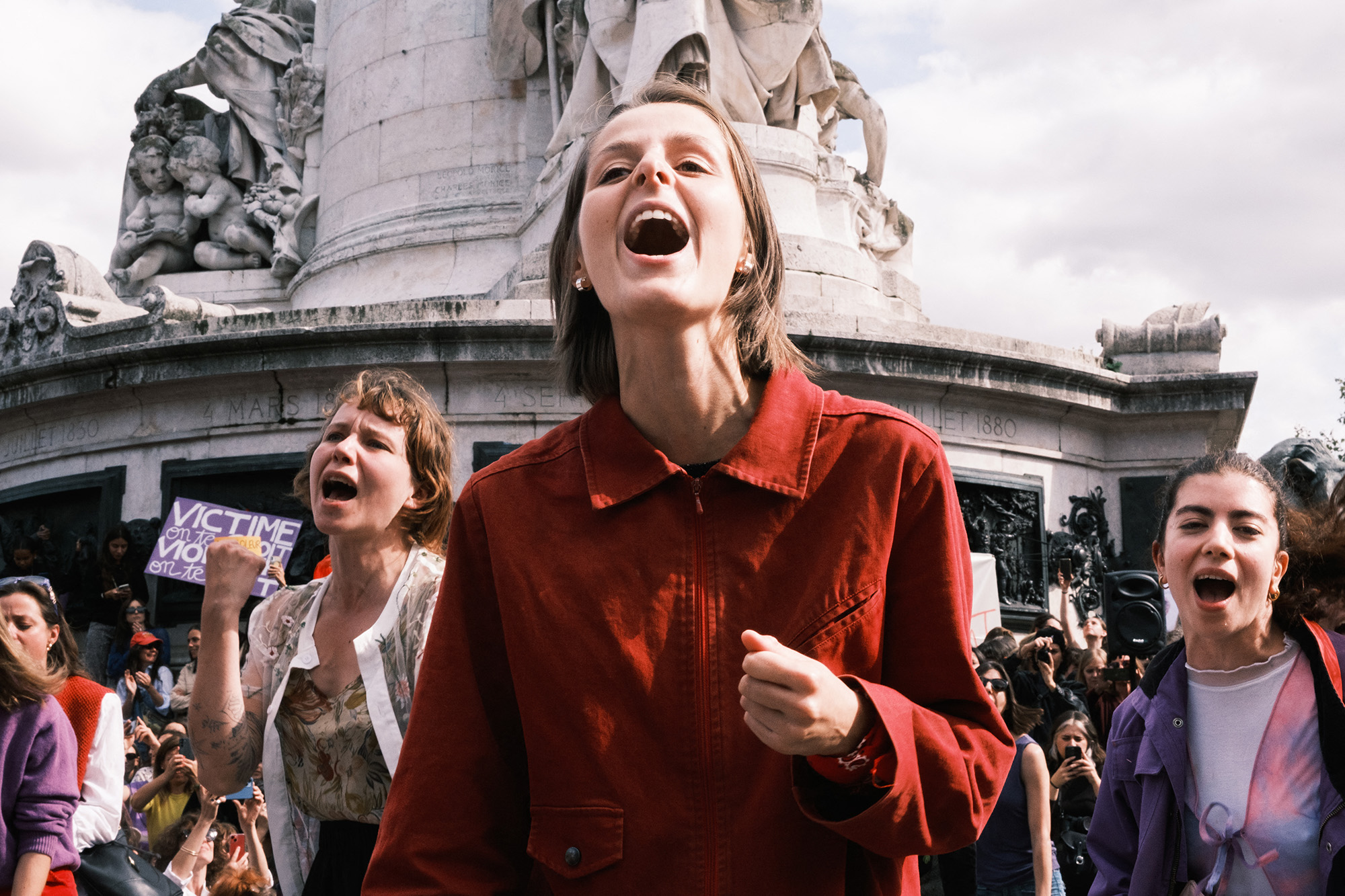 France, Paris, 2024-09-14. Feminist rally in support of Gisele Pelicot and all victims of sexual violence. Several activists perform a choreography inspired by the Chilean feminist collective Las Tesis. Photography by Anna Margueritat / Hans Lucas.France, Paris, 2024-09-14. Fotó: Anna Margueritat / Hans Lucas