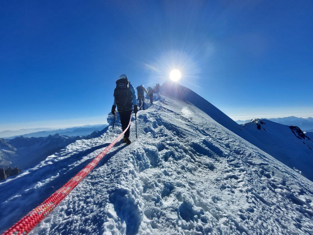 „Kevés a lehetőség hibázni” - Megmászta a Mont Blanc-t, majd azzal a lendülettel le is siklóernyőzött onnan a lelkes para-alpinista