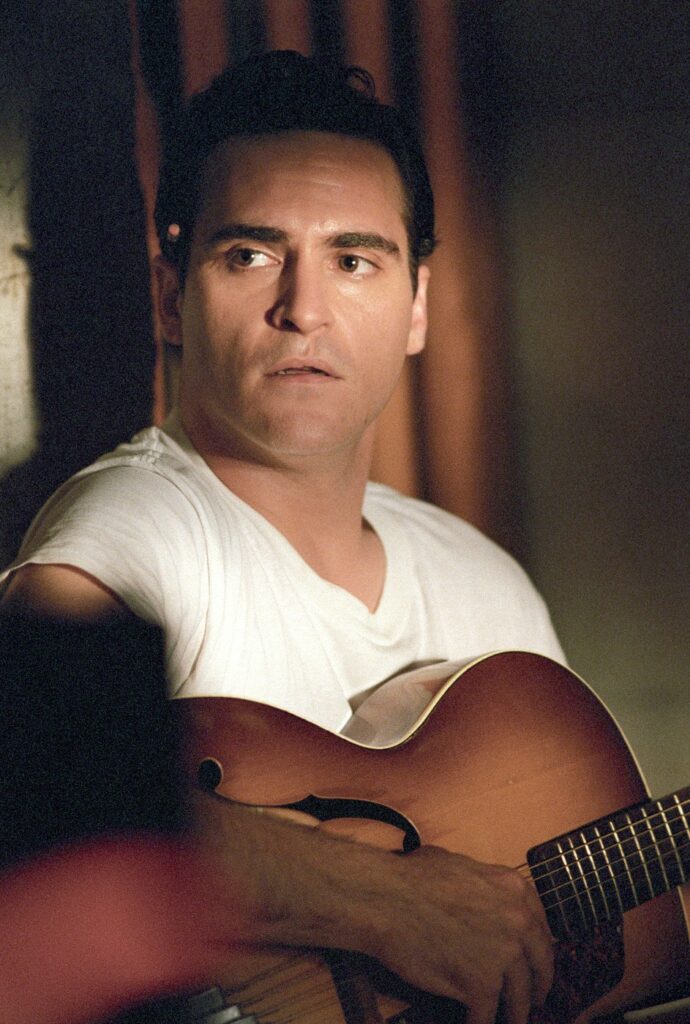 Joaquin Phoenix Johnny Cash bőrébe bújt a A nyughatatlan (Walk the line) című moziban 