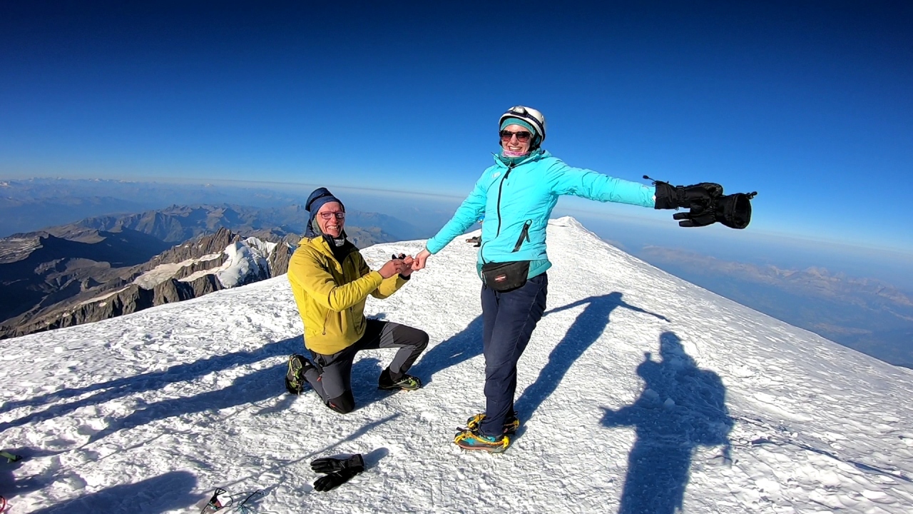 „Kevés a lehetőség hibázni” - Megmászta a Mont Blanc-t, majd azzal a lendülettel le is siklóernyőzött onnan a lelkes para-alpinista