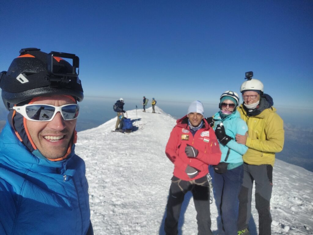 „Kevés a lehetőség hibázni” - Megmászta a Mont Blanc-t, majd azzal a lendülettel le is siklóernyőzött onnan a lelkes para-alpinista