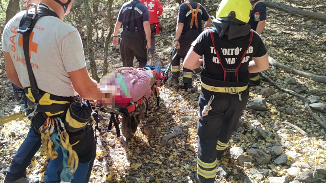 Hegyimentők visznek le egy nőt a Remete-barlangnál