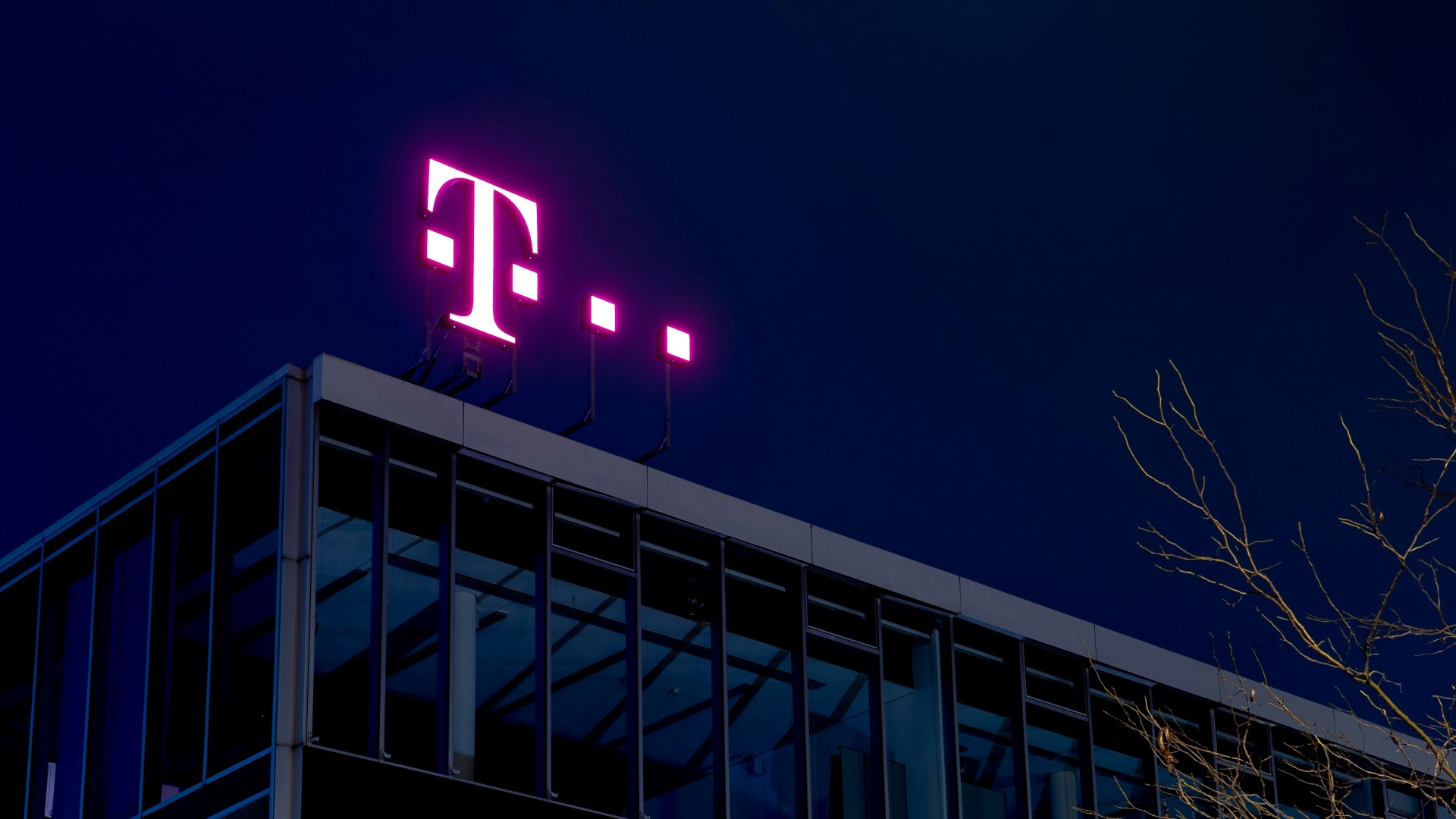 Telekom-logó egy épület tetején