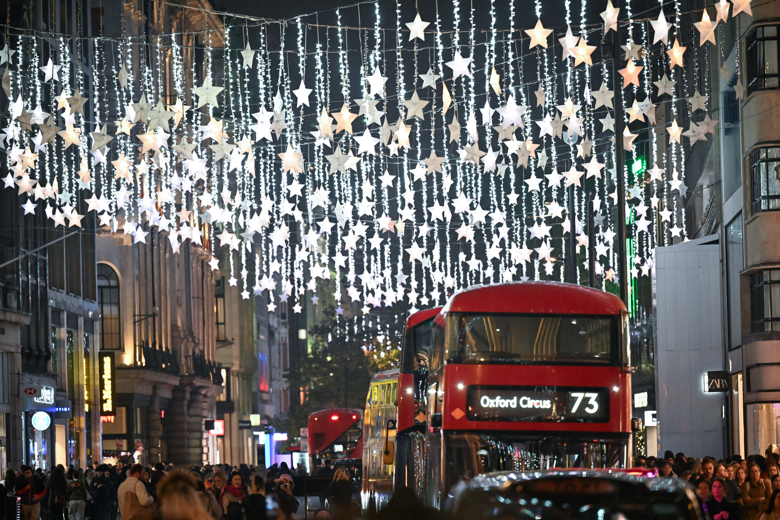 A londoni Oxford Street ünnepi fényei