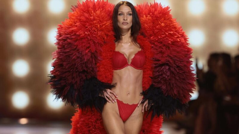 Bella Hadid a 2024-es Victoria's Secret bemutatón - Fotó: Dimitrios Kambouris/Getty Images for Victoria's Secret