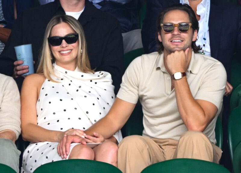 Margot Robbie és férje, Tom Ackerley a wimbledoni teniszbajnokságon 2024 július 12-én - Fotó: Karwai Tang/WireImage