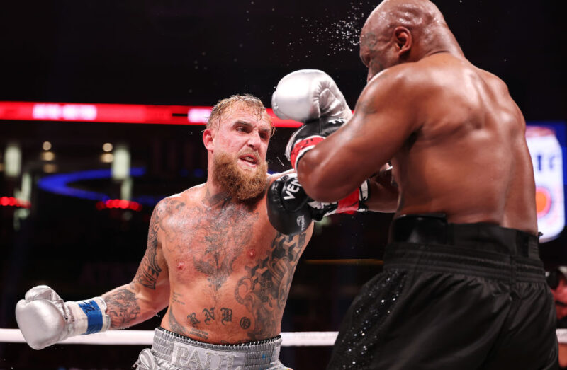 Összecsapott Jake Paul (b)&nbsp; és Mike Tyson (j) - Fotó: Al Bello/Getty Images for Netflix © 2024