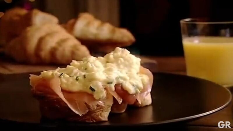 Rántotta lazaccal, croissant-szeletre halmozva - Forrás: YouTube / Gordon Ramsay