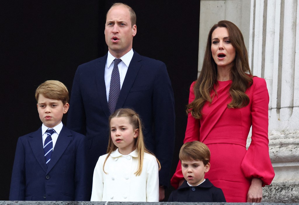 György cambridge-i herceg, Charlotte cambridge-i hercegnő és Lady Louise Windsor (hátsó sorban balról) Vilmos brit herceg és Katalin brit hercegné Buckingham-palota erkélyén. Fotó: AFP