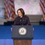 Kamala Harris beszédet mond