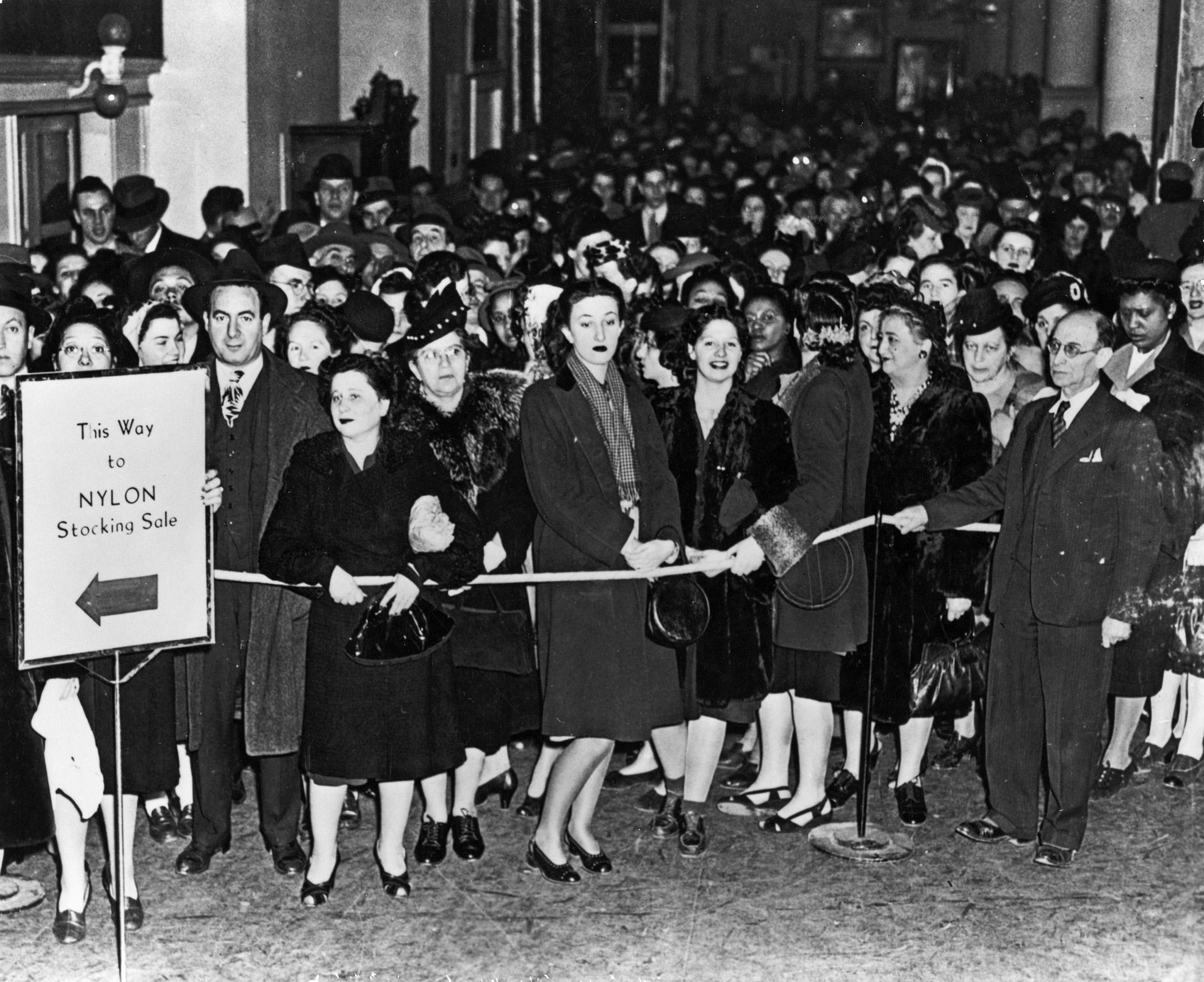 Nejlonharisnyákért tülekedő nők '45-ben (fotó: loc.gov)