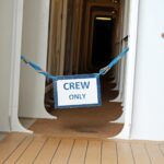 Crew only felirat egy tengerjáró hajón