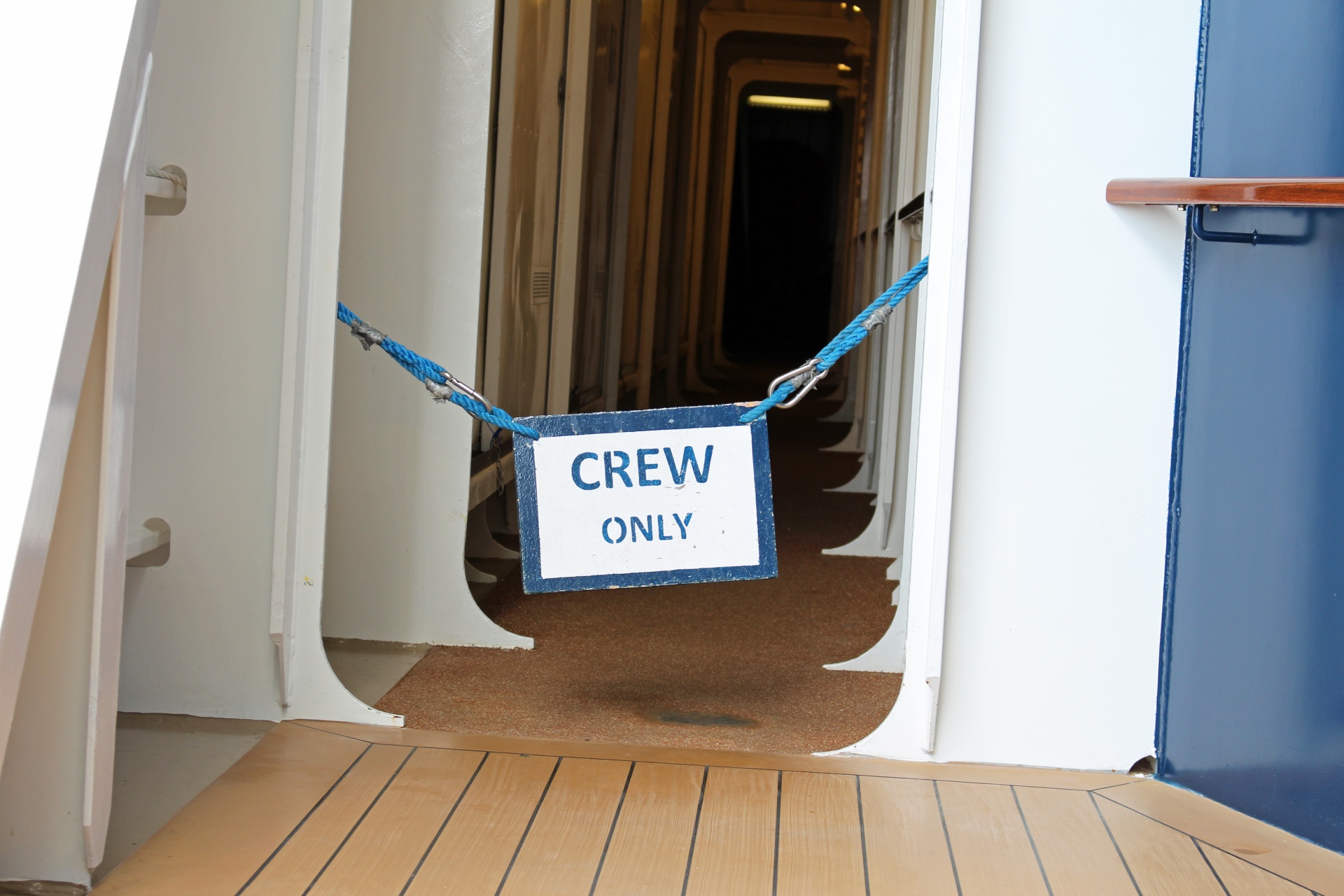 Crew only felirat egy tengerjáró hajón