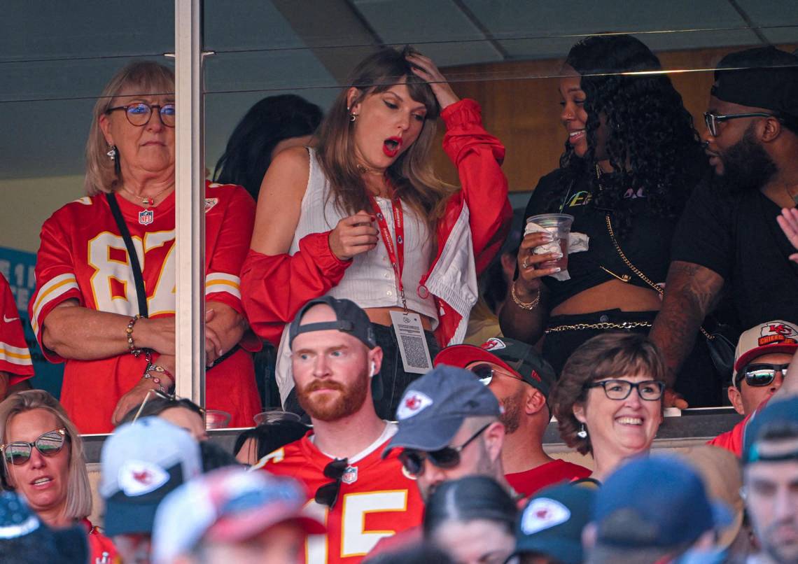 Donna Kelce és Taylor Swift 