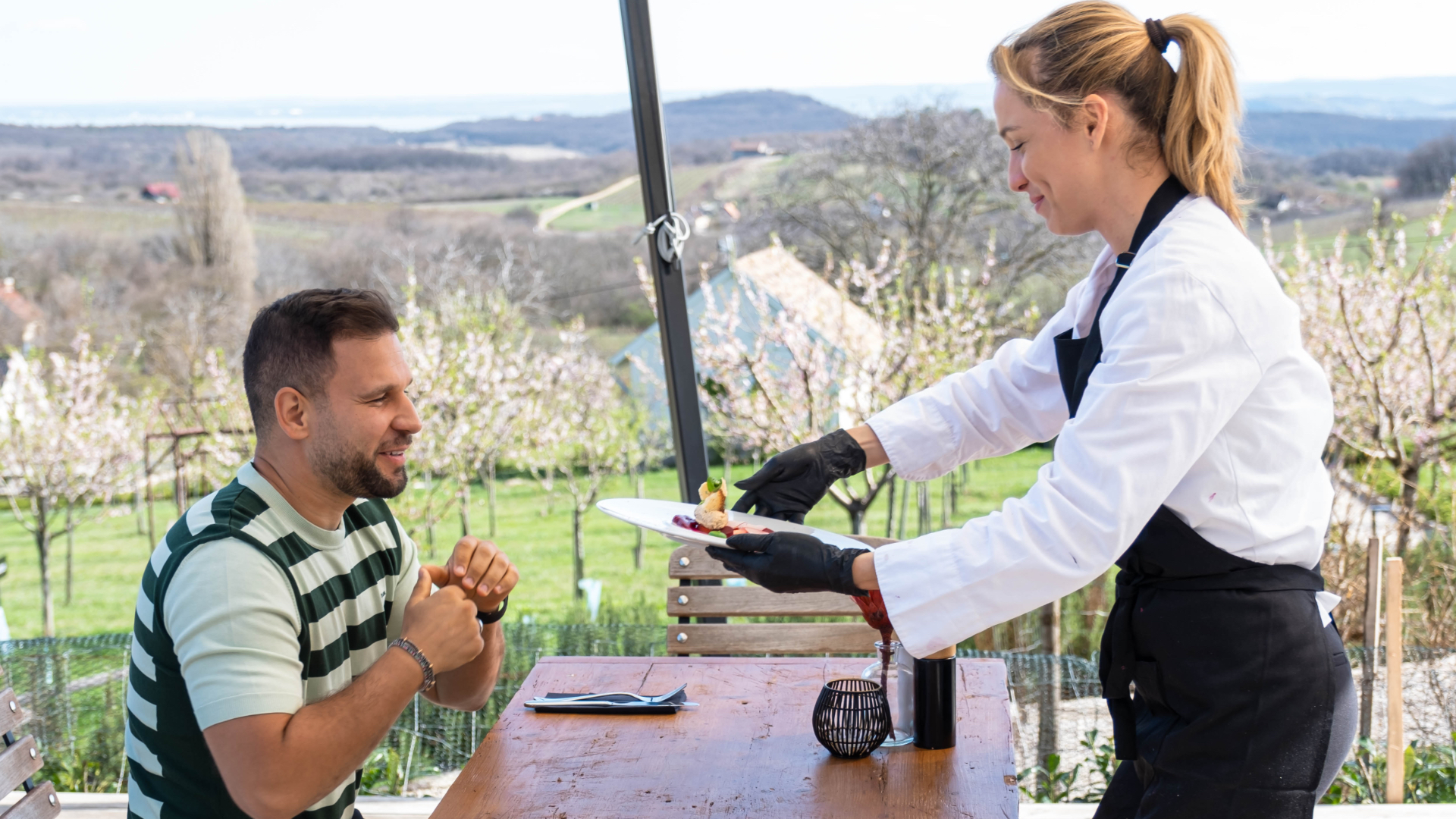 Rácz Jenő séf a balatonszőlősi Casa Crista étterem teraszán a 2024-es Taste Balaton Fesztiválon