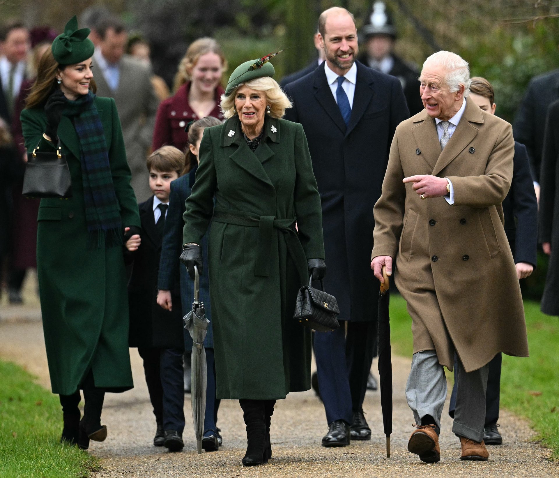 III. Károly brit király, Kamilla királyné, Katalin hercegné, Lajos herceg és Vilmos herceg érkezik a királyi család hagyományos karácsonyi istentiszteletére a kelet-angliai Norfolkban, Sandringhamben található Szent Mária Magdolna templomba 2024. december 25-én