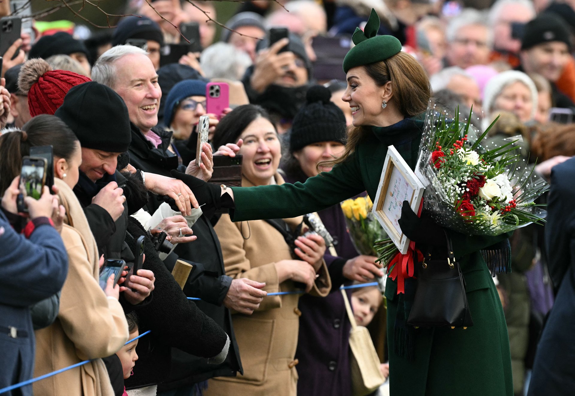 Katalin walesi hercegnő fogadja a jókívánságokat, miután részt vett a királyi család hagyományos karácsonyi istentiszteletén a kelet-angliai Sandringhamben (Norfolk) található Szent Mária Magdolna templomban 2024. december 25-én