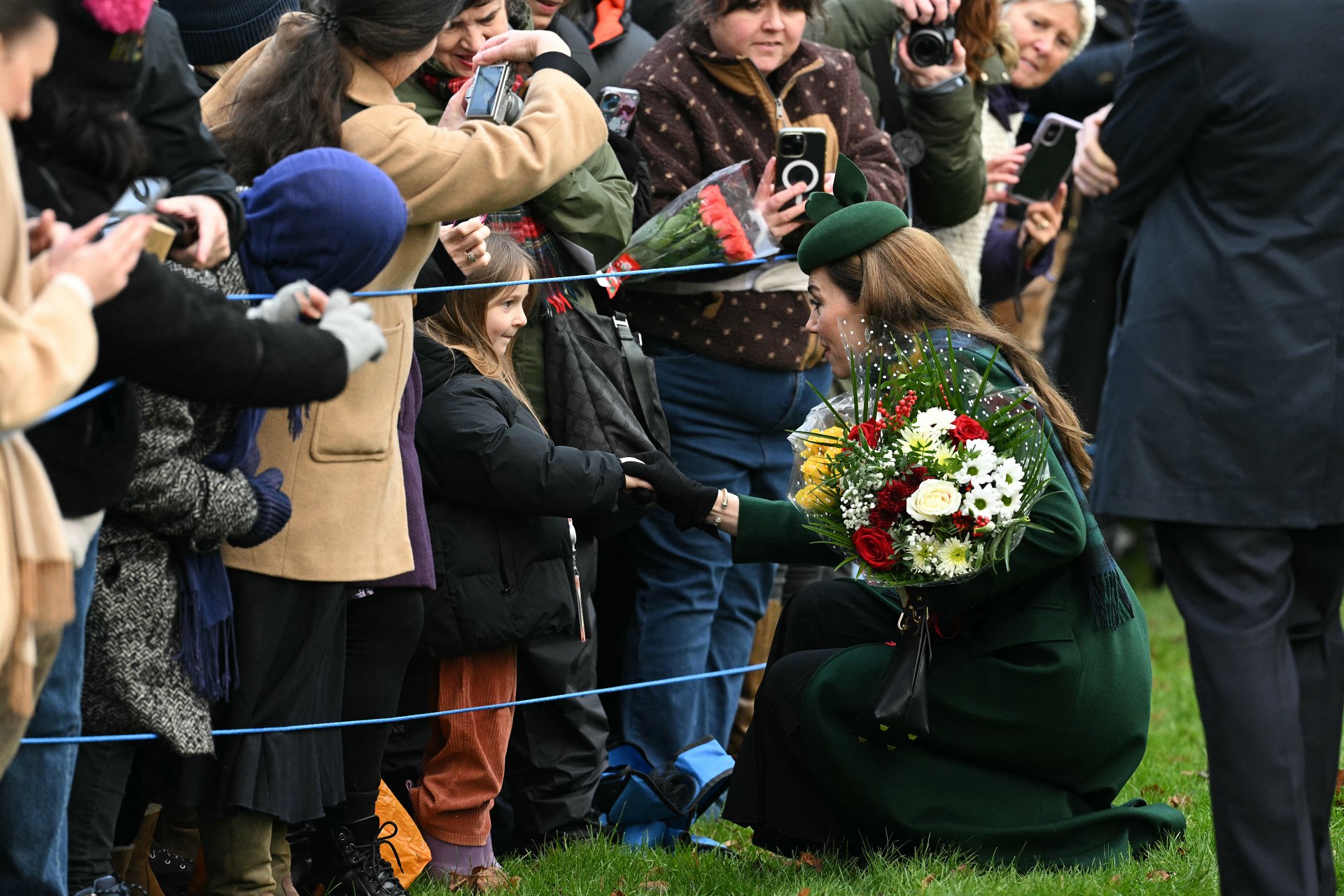 Katalin brit hercegnő kezet ráz egy fiatal rajongóval, miután részt vett a királyi család hagyományos karácsonyi istentiszteletén a kelet-angliai Norfolkban, Sandringhamben található Szent Mária Magdolna templomban 2024. december 25-én