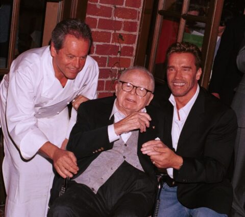 Wolfgang Puck, Billy Wilder és Arnold Schwarzenegger 2000 novemberében a Beverly Hills-i Spago étteremben