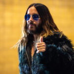 Jared Leto Oscar- és Golden Globe-díjas amerikai színész, zenész. A Thirty Seconds to Mars amerikai rockegyüttes énekese, gitárosa és dalszerzője