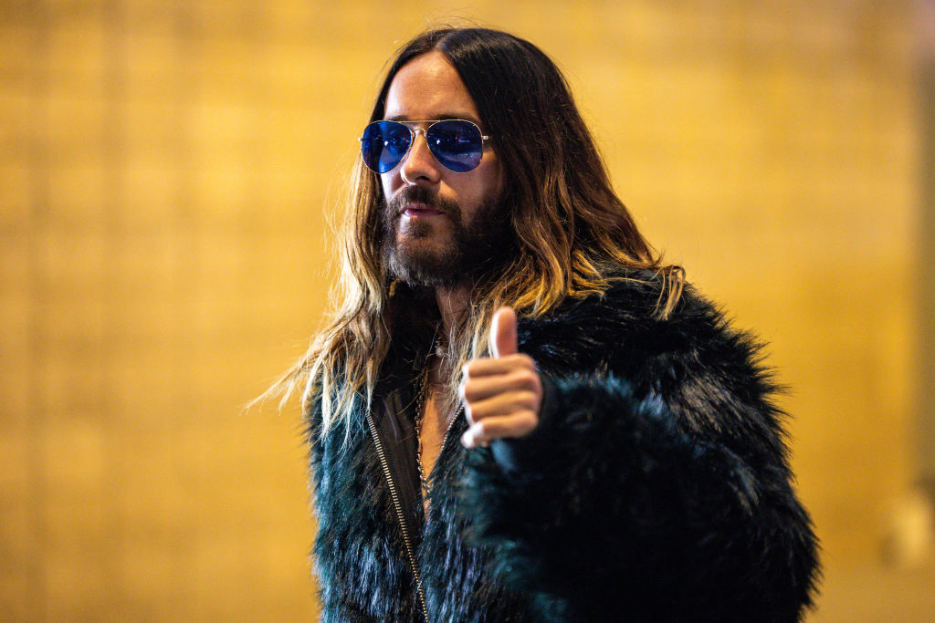 Jared Leto Oscar- és Golden Globe-díjas amerikai színész, zenész. A Thirty Seconds to Mars amerikai rockegyüttes énekese, gitárosa és dalszerzője