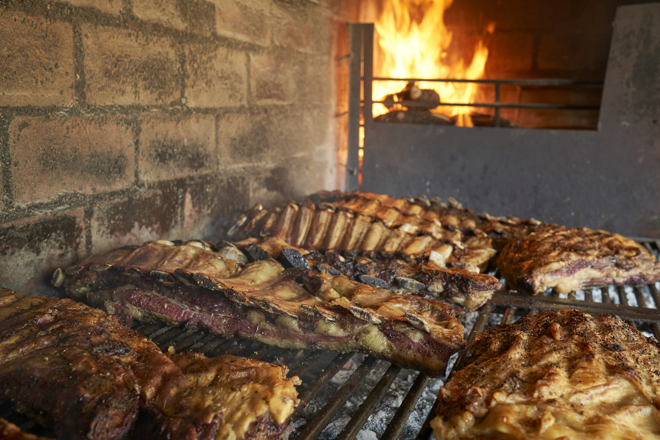 Az argantin szabadtéri asado grill egy fogalom. Hosszan, türelmesen sütik, a helyi ételkultúra híres húskészítési technológiája.