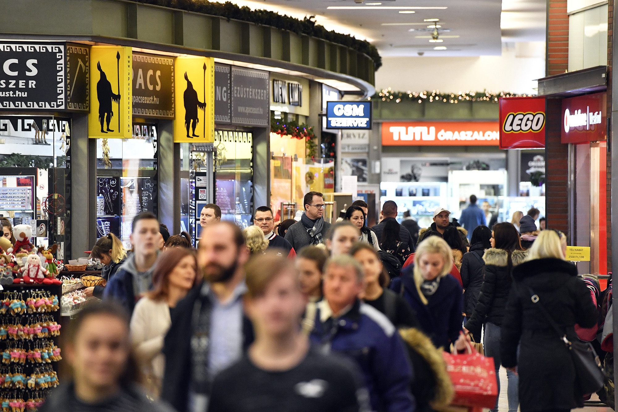 Vásárlók advent negyedik vasárnapján, aranyvasárnap a budapesti WestEnd City Center bevásárlóközpontban 2018. december 23-án (fotó: MTI/Máthé Zoltán)