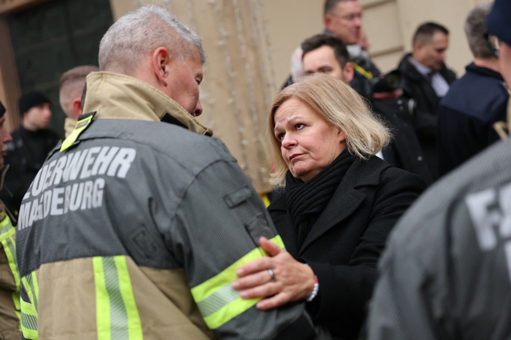 Nancy Faeser szövetségi belügyminiszter (SPD) felkeresi a karácsonyi vásáron történt halálos kimenetelű támadás helyszínét, és köszönetet mond a tűzoltóságnak.