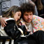 Selena Gomez és Benny Blanco a Los Angeles Lakers és a Miami Heat kosárlabda-mérkőzésén a Crypto.com Arénában 2024. január 03-án Los Angelesben.