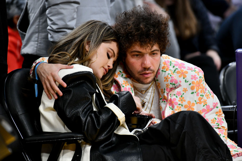 Selena Gomez és Benny Blanco a Los Angeles Lakers és a Miami Heat kosárlabda-mérkőzésén a Crypto.com Arénában 2024. január 03-án Los Angelesben.