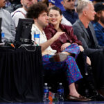 Benny Blanco és Selena Gomez a New York Knicks és a Philadelphia 76ers mérkőzésén a Madison Square Gardenben New Yorkban 2024. április 22-én.