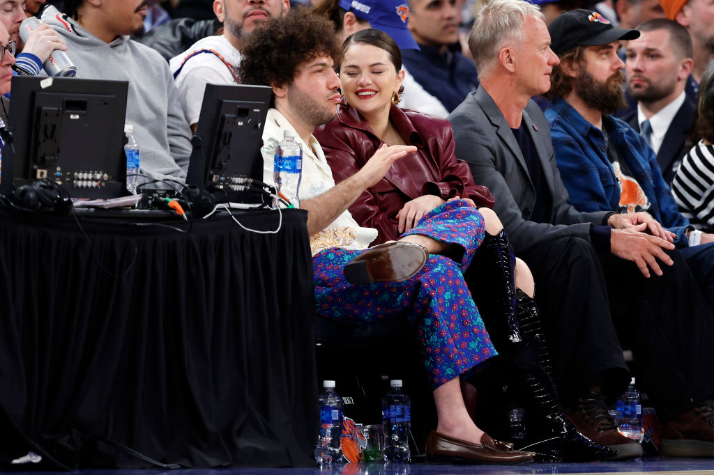 Benny Blanco és Selena Gomez a New York Knicks és a Philadelphia 76ers mérkőzésén a Madison Square Gardenben New Yorkban 2024. április 22-én.