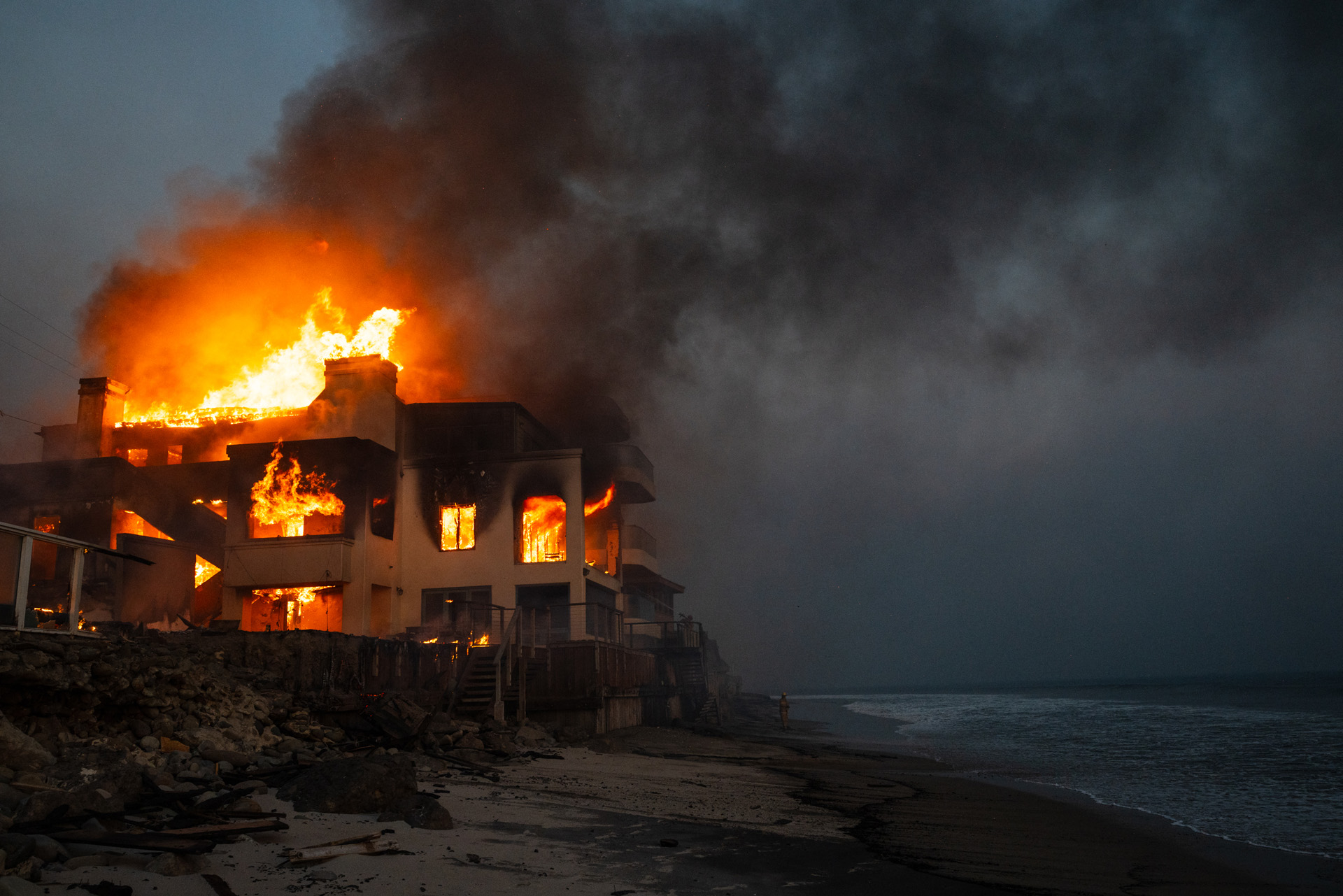 Lángoló villa Malibu partjain