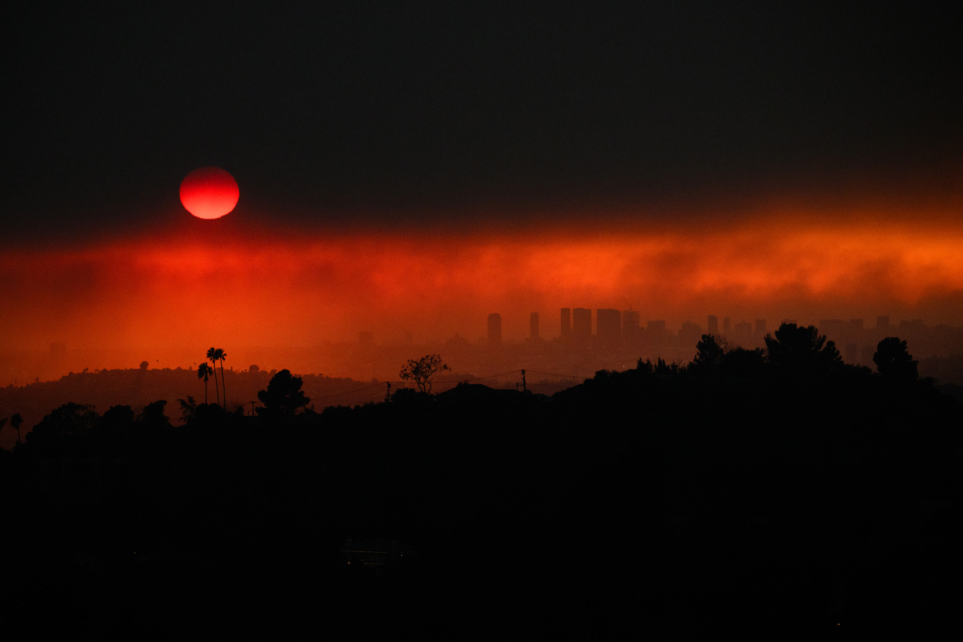 Fekete az ég Los Angeles felett