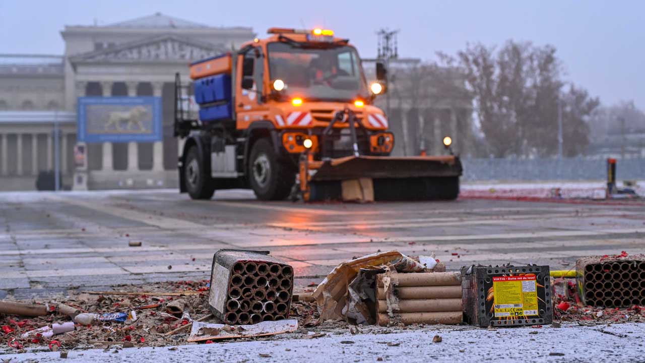 Brutális mennyiségű szemetet szedtek össze szilveszter után Budapest utcáin – fotók