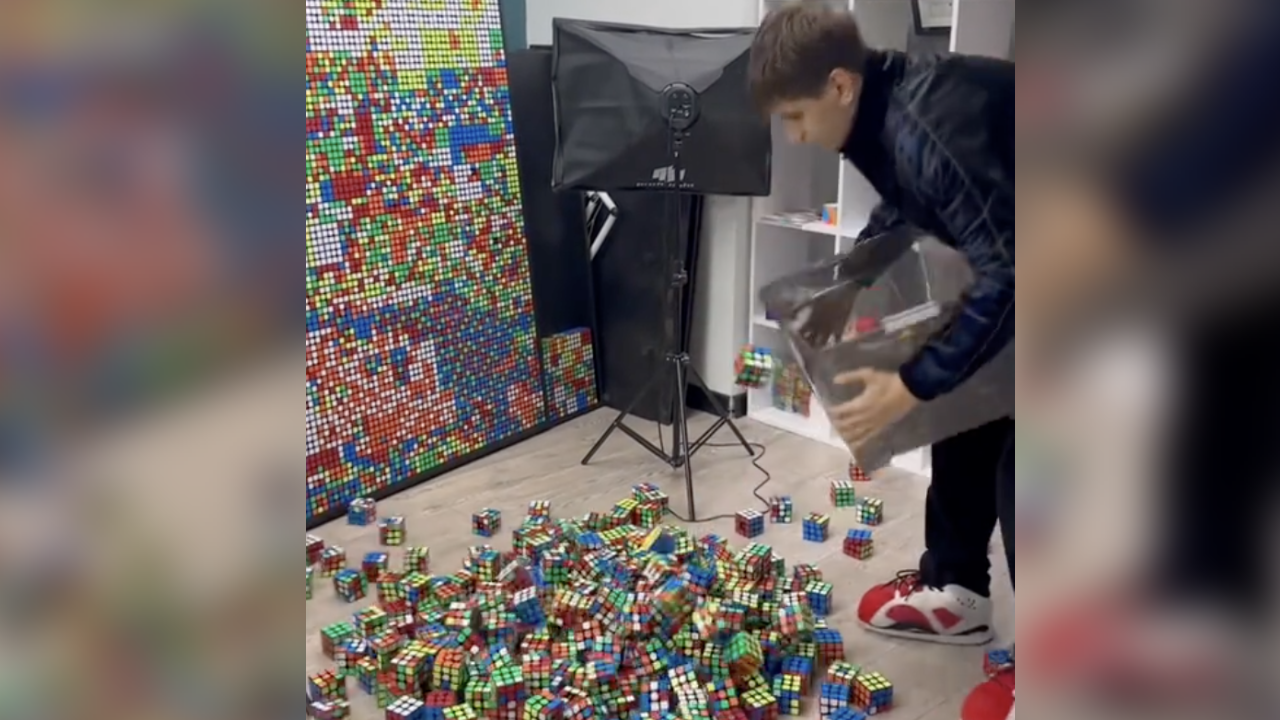 Varázslatos, amit ez a fiú a Rubik-kockával csinál